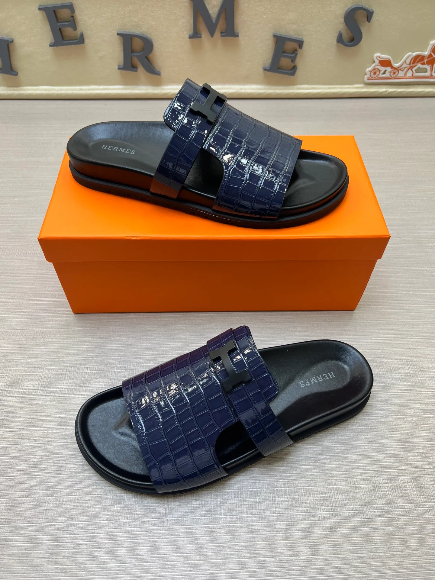 [H Family Hermès] P: 360💰 Size: 38-45 Hermes Men’s Kazimir Slippers - 2025 Summer New Hermès Same as the original version, with colored cowhide surface + rubber combined sole, handmade by master-level craftsmen! ❥High-end customization, exclusive products, the highest version in the industry.